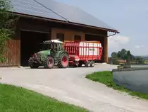 Ein Fendt Vario am 07.08.09 in Ottcker mit P�ttinger Ladewagen 