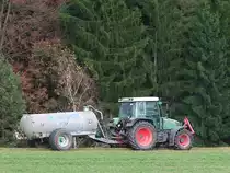 FENDT-Farmer309C begibt sich mit dem G�llefass zum Einsatzort;101108