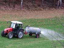 SAME-Dorado65  bringt  duftende  Dngeflssigkeit auf die hgelige Wiese ;101106