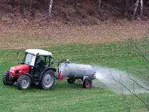 SAME-Dorado65  bringt  duftende  D�ngefl�ssigkeit auf die h�gelige Wiese ;101106