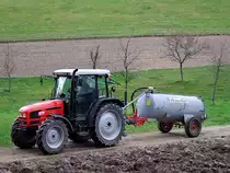 SAME-Dorado65 kehrt nach getaner Arbeit mit dem Jauchefass zur�ck;101106