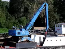 FUCHS-MHL350 ist am Arbeitsschiff  Liesveld  abgestellt;100905