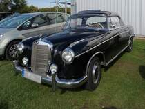 Mercedes 220S (W 180) vor den Hallen des Flugplatzes Niershorst (Grefrath, 11.9.2010)