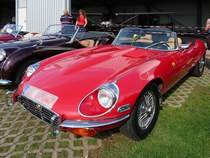 Jaguar E-Type V12 Cabrio vor den Hallen des Flugplatzes Niershorst (Grefrath, 11.9.2010)