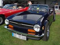 Triumph TR6 vor den Hallen des Flugplatzes Niershorst (Grefrath, 11.9.2010)