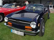 Triumph TR6 vor den Hallen des Flugplatzes Niershorst (Grefrath, 11.9.2010)