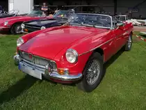 Ein MG MGB vor den Hallen des Flugplatzes Niershorst (Grefrath, 11.9.2010)