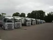 Ein paar neue Mercedes Benz Actros Zugmaschinen in W�rth am 12.06.09