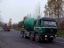 MB-Mischerkonvoi angefhrt von Wagen-35 eilen am dsteren Herbstmorgen zu einer Grobaustelle bei Freistadt;101102