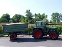 FENDT-Farmer308LSA wartet mit dem Weizen beladenen Einachshnger bei einem Landesproduktenhndler ;100810