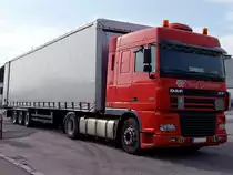 DAF-XF95.430 wartet mit einer Fuhre Baustahleisen auf die Entladung;100811