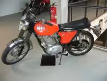 BSA Shooting Star 441. 1968m - 1971. Die Shooting Star 441 war eine Weiterentwicklung der B44 und lief urspr�nglich nur f�r den US- und Kanandischen Markt in Small Haeth bei Birmingham vom Band. Motorisiert war das Bike mit einem 1-Zylinderviertaktmotor der aus den 441 cm� 30 PS leistete. Meilenwerk D�sseldorf 12.12.2010.