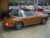 Porsche 911 2.4E Targa von 1973. Dieses Auto war von 1973 - 2008 im kalifornischen Erstbesitz und ist in der selten georderten Farbe sepiabraun lackiert. Der 1.991 cm 6-Zylinderboxermotor leistet mit der Bosch-Saugrohreinspritzung 140 PS und beschleunigt diesen Klassiker auf 210 km/h. Dsseldorfer Meilenwerk 12.12.2010.