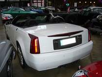 Heckansicht eines Cadillac XLR. 2004 - 2009. Der XLR ist ein Stahlfaltdachcabriolet bzw. Coupe auf dem Fahrgestell der Corvette C6. Der V8-motor leistet aus seinen 4.565 cm Hubraum 326 PS. Es gab noch eine XLR-V Motorisierung deren V8-Motor noch durch einen Kompressor beatmet wurde und 449 PS leistete. Dsseldorfer Meilenwerk 12.12.2010.