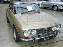 Alfa Romeo 2000 GTV. 1971 - 1976. Der in 44.301 Einheiten produzierte 2000 GTV war das Spitzenmodell der bereits seit 1963 gebauten  Junior  Reihe. Motorisiert mit einem 4-Zylinderreihenmotor mit 1.962 cm und 131 PS machten diesen, damals noch erschwinglichen Sportwagen 200 km/h schnell. Der Wagen ist im selten georderten Farbton, bronzo metallico, lackiert. Meilenwerk Dsseldorf 12.12.2010.
