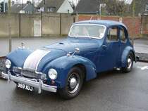 Allard M1 Coupe von 1947. Die Allard Motor-Company baute von 1936 - 1966 ca. 1.900 Fahrzeuge in Putney und Clapham in der Nhe von London. Das Modell M1 wurde von 1947 - 1950 produziert. Motorisiert war der Wagen mit einem V8-Fordmotor mit 3.622 cm, der eine Leistung von 85 PS erbrachte. Dank an Jrg Thiele fr die Hilfe bei der Typfindung!! Besucherparkplatz des Dsseldorfer Meilenwerkes 12.12.2010.