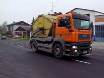 MAN TGA18,360 nimmt mit dem Abfallcontainer Kurs auf Unterweissenbach;101102