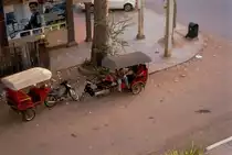 2 Motorradtaxen warten im Mai 2006 in Siem Reap / Kambodscha neben einem Hotel auf Fahrg�ste