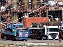 SCANIA-112M sowie DAF-95XF warten im Hafengebiet von Antwerpen unter den Schiffstauen von  PETRA  d. Sallaum-Lines, auf ihre Verschiffung in die 3te-Weltlnder;100830