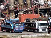 SCANIA-112M sowie DAF-95XF warten im Hafengebiet von Antwerpen unter den Schiffstauen von  PETRA  d. Sallaum-Lines, auf ihre Verschiffung in die 3te-Weltl�nder;100830