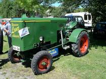 Hela-Traktor mit Holzvergaser, die Mangelwirtschaft der letzten Kriegs-und Nachkriegsjahre zwang zu dieser Antriebsform, Oldtimertreffen Bad Buchau, Juni 2005