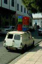 Eine Mglichkeit Transportprobleme zu lsen - auf zypriotische Art. Ein schon etwas vom Rost angefressener Mini in Zypern im November 1996