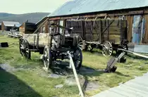 In Bodie, einer  Geisterstadt  in Kalifornien stehen seit vielen Jahren diese beiden verlassenen Wagen. (Juli 1992)