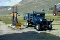 In Bodie, einer  Geisterstadt  im Westen der USA steht dieser seit vielen Jahren verlassene LKW, ein Dodge Graham. (Juli 1992)