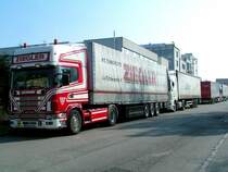 SCANIA_164L(580), wartet mit noch 3 weiteren Sattelschleppern das Wochenendfahrverbot ab; 080309