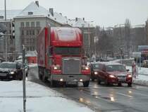 Der Weihnachtstruck von Coca-Cola war am 13.12.2010 11:49:59 auf der Theaterstrae in Chemnitz unterwegs.