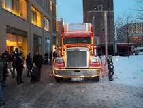 Der Coca-Cola Weihnachtstruck steht vor der Chemnitzer  Galerie Roter Turm  am 13.12.2010 war es 16:02:23 nicht mehr mglich den Laster ohne Leute zu fotographieren.