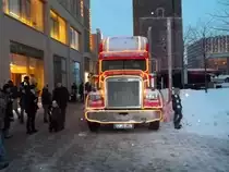 Der Coca-Cola Weihnachtstruck steht vor der Chemnitzer  Galerie Roter Turm  am 13.12.2010 war es 16:02:23 nicht mehr m�glich den Laster ohne Leute zu fotographieren.
