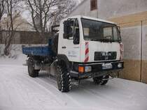 MAN-Kipper am 02.Dezember 2010 bei Schneefall auf dem Bahnhof in Bergen/Rgen.