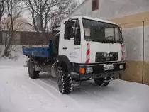 MAN-Kipper am 02.Dezember 2010 bei Schneefall auf dem Bahnhof in Bergen/R�gen.