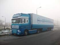 Dieser hollndische DAF-Sattelzug stand am 27.November 2010 im vernebelten Bergen/Rgen.