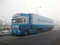 Dieser holl�ndische DAF-Sattelzug stand am 27.November 2010 im vernebelten Bergen/R�gen.