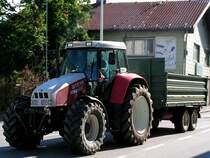 STEYR-9105 steuert noch kurz vor Ladenschlu zum Lagerhaus Ried;100712