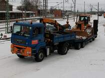 Dieser MAN-Kipper holte am 15.Dezember 2010 eine Raupe vom Bahnhof in Bergen/Rgen ab.