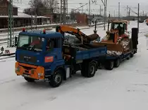 Dieser MAN-Kipper holte am 15.Dezember 2010 eine Raupe vom Bahnhof in Bergen/R�gen ab.