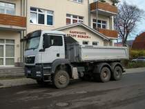 Vor einer Gaststtte in Bergen/Rgen parkte Dieser MAN-Kipper am 10.November 2010.