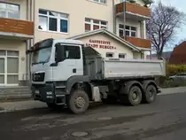 Vor einer Gastst�tte in Bergen/R�gen parkte Dieser MAN-Kipper am 10.November 2010.