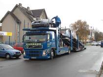 VOLVO-Autotransporter am 06.November 2010 in meiner Strae in Bergen/Rgen.
