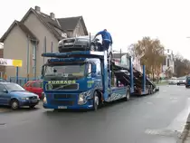 VOLVO-Autotransporter am 06.November 2010 in meiner Stra�e in Bergen/R�gen.