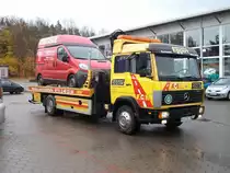 Mercedes-Abschleppfahrzeug hatte am 03.November 2010 einen Transporter auf der Ladefl�che.Aufnahme in Bergen/R�gen.