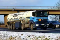 MB Axor mit Kesselauflieger f�r Kohlens�ure,  CLS  auf der A61 bei Miel - 15.12.2010