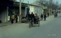 28.02.1993 in Suzhou / China. Das Strassenbild ist noch frei von Autoverkehr. Die Menschen sind zu Fu� oder per Fahrrad unterwegs, so wie hier eine Fahrradrikscha der allerprimitivsten Bauart.