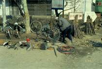 Ein Fahrradreparateur am Strassenrand in der chinesischen Stadt Suzhou am 01.03.1993