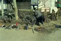 Ein Fahrradreparateur am Strassenrand in der chinesischen Stadt Suzhou am 01.03.1993