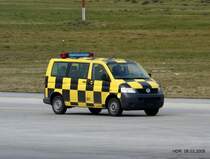 VW T5  Follow me  fotografiert auf dem Rollfeld des Flughafens von Innsbruck am 08.03.08.