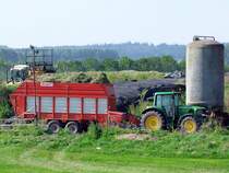 JD6820 karrt mit dem Ladewagen KemperGreen-Trans16000  bei Doesburg/Ijssel Grnschnitt heran;100906